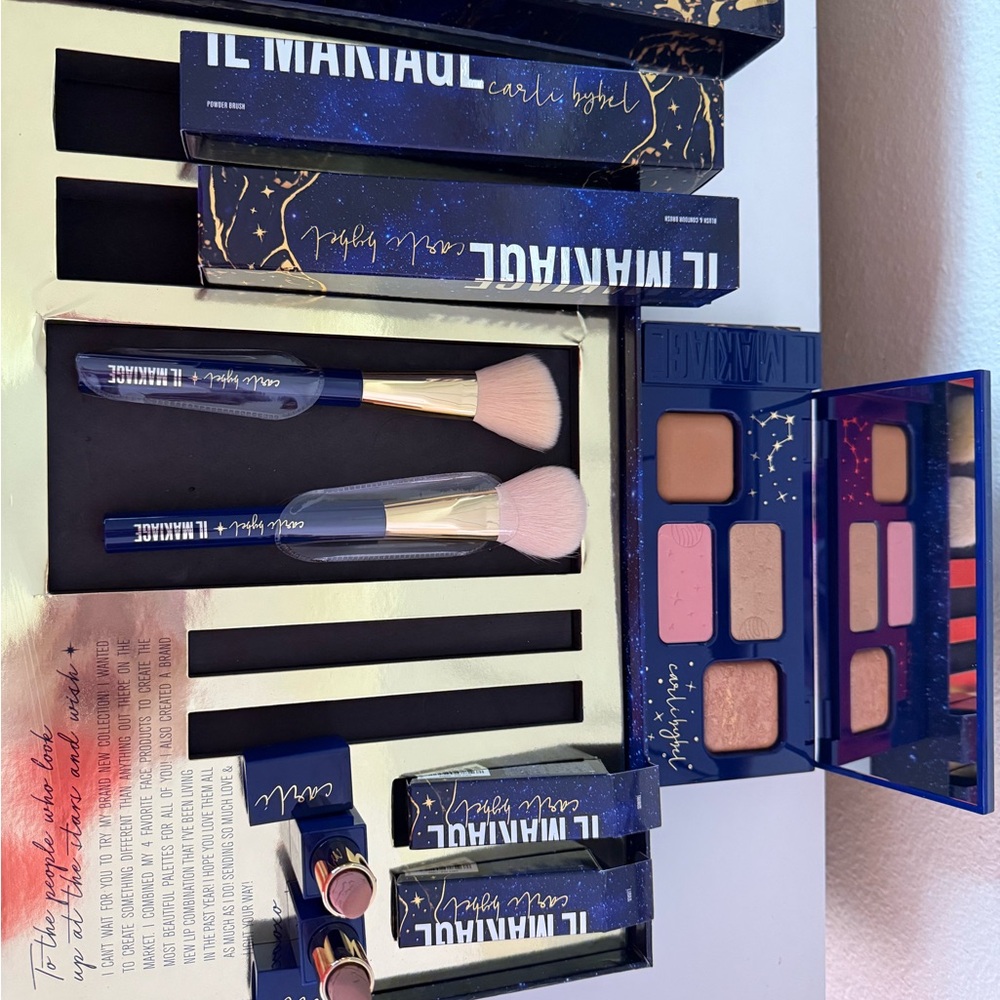 CARLI BYBEL X IL MAKIAGE COLLECTION